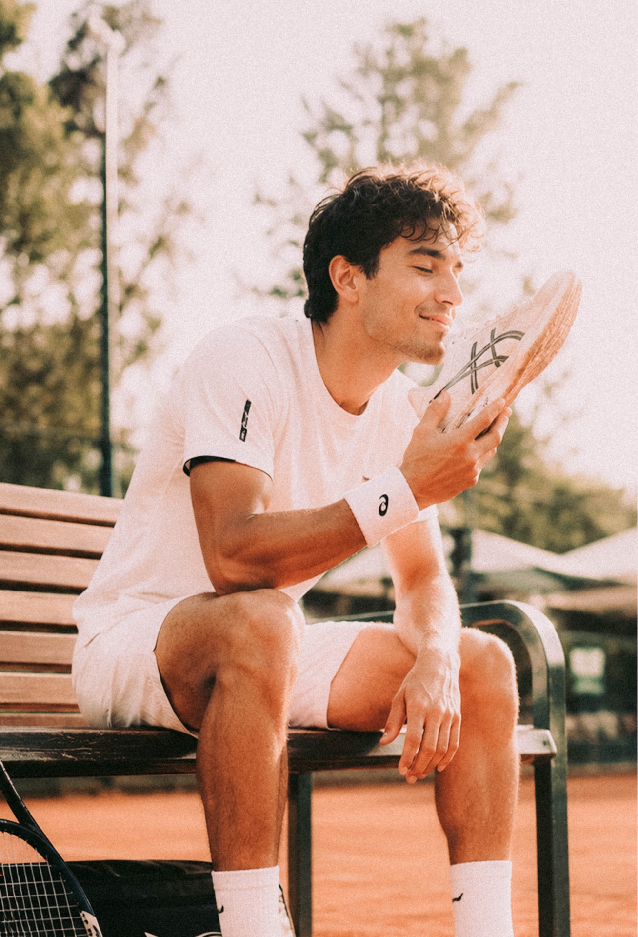 Tennisspieler riecht an frischem Schuh