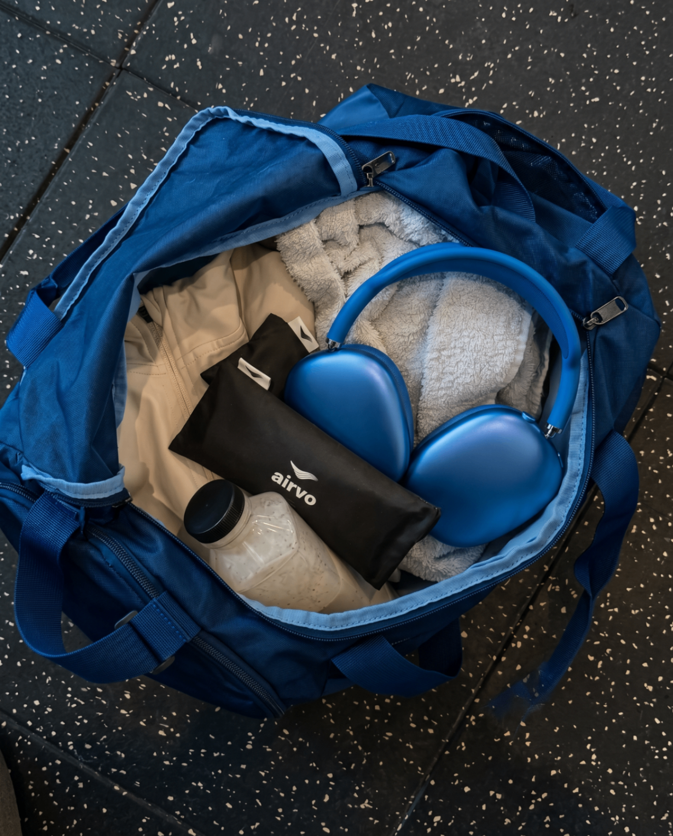 AIRVO Moment in blauer Sporttasche