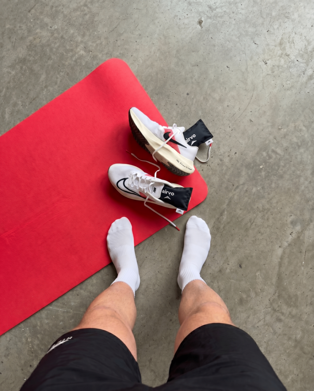 AIRVO Moment mit Schuhen auf roter Matte